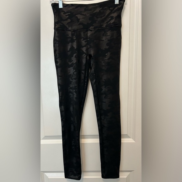 Spanx Faux Leather Camo Leggings Medium Petite - Picture 3 of 6